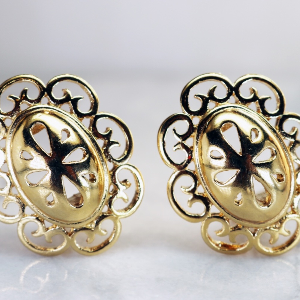 ⚜️ Vintage Givenchy Gold Clip On Earrings ⚜️ - Picture 6 of 12